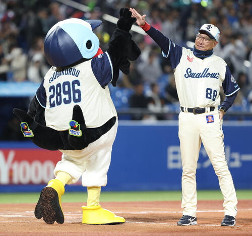 ヤクルト】池山監督、巨人の連勝止め笑顔あふれる「良かった」6カード