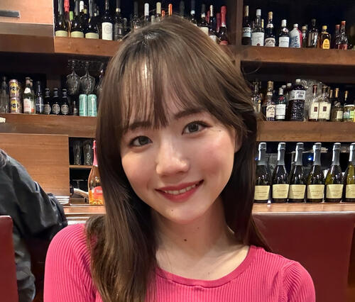 会社員のお姉さん」インフルエンサー「美乳パンチでKOだ」ピチピチ白T
