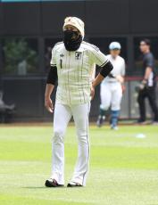 日本ハム】新庄監督がサッカー日本代表ユニホームで登場！背番号1