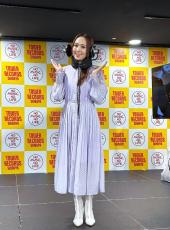 愛内里菜「リアルすぎて恥ずかしい」首かけ新スピーカーに驚き 7月