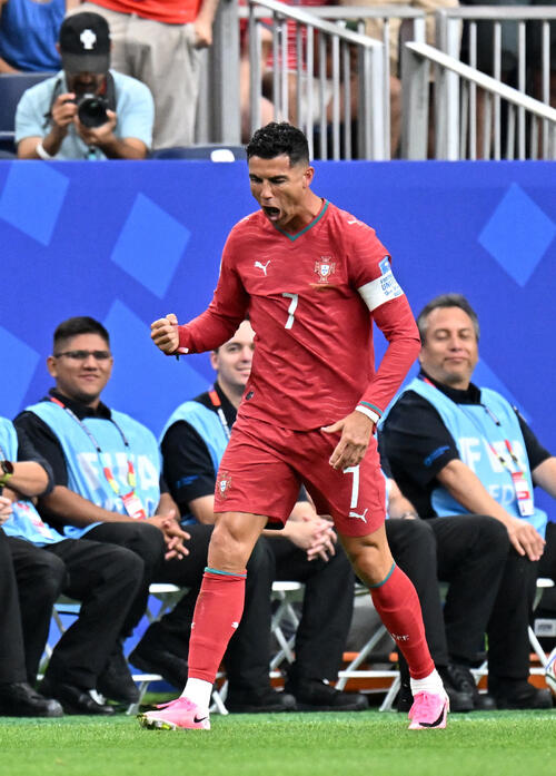 ポルトガル代表　アウェイ　ロナウド ポルトガル代表FWロナウドが前人未到のW杯6大会連続ゴール、41歳での