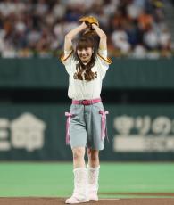 巨人】ももクロ佐々木彩夏、ノーバン始球式ならず「エネルギー