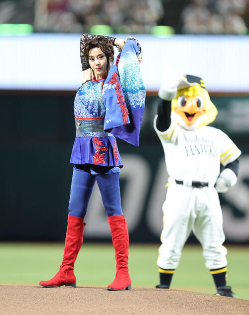 ソフトバンク】藤原紀香、妖艶な衣装でノーバン投球「初めてミットに
