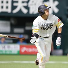ソフトバンク】柳田悠岐「髪が伸びてきたんで…ハマんない」ヘルメット