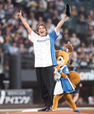 日本ハム】純烈の白川裕二郎、見事なノーバン始球式 酒井一圭脱帽
