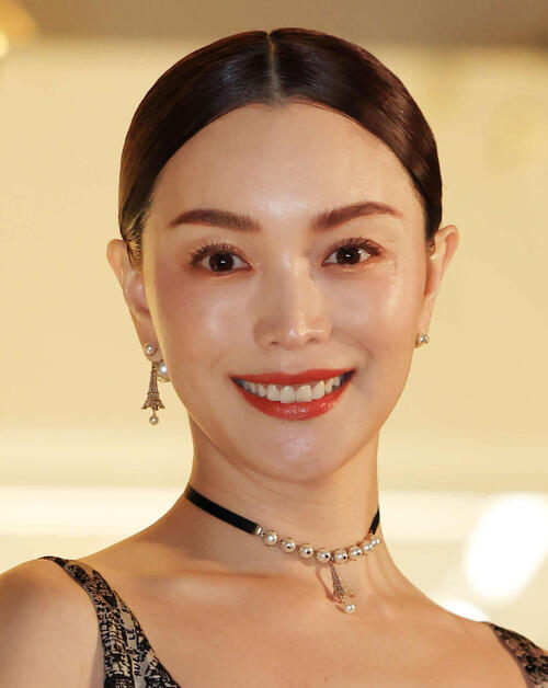 ケーキのロウソク吹き消す蛯原友里、47歳に「変わらずかわいい