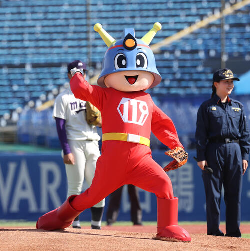 東京6大学野球】東京消防庁マスコット「キュータ」始球式で「119キロ