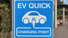 「羽田空港にはEVの普通充電器が5つしかない」　自動車評論家が語る 日本の電気自動車事情