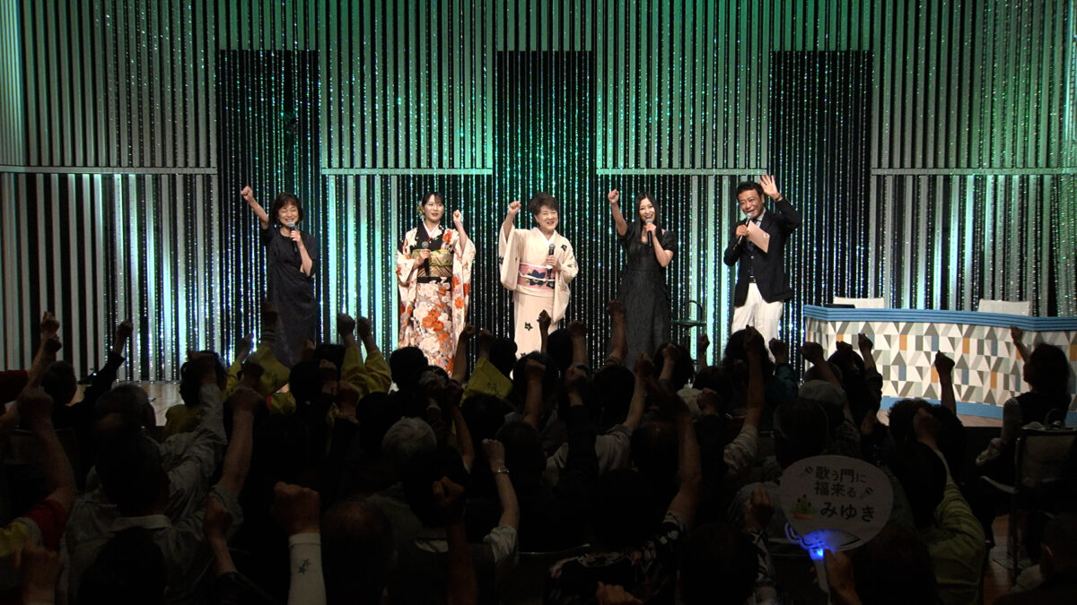 川中美幸、矢沢永吉の東京ドーム公演でファンと一緒にバスタオルを