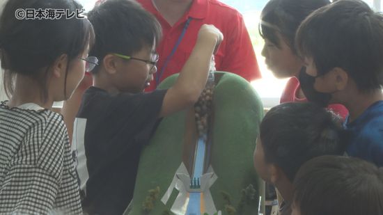子どもたちから家族へ「逃げよう」の一言　梅雨の時期に水害などの危険性を学ぶ防災授業　模型やマップで避難行動を学ぶ　鳥取県鳥取市