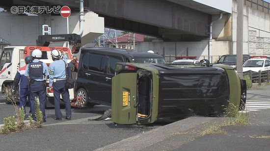 軽乗用車が横転…　車同士の衝突事故　4人が病院に搬送　鳥取県鳥取市