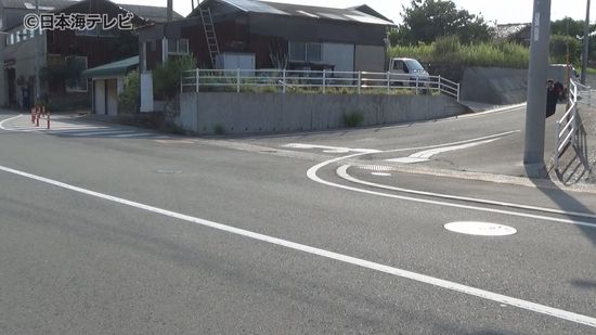 信号機や横断歩道がない丁字路で…　軽乗用車が高齢男性をはね、意識不明の重体　島根県江津市