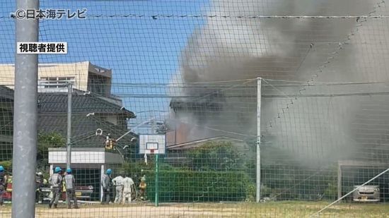 【速報】「建物から出火した」　住宅街で火事　現在も消火活動中　鳥取県鳥取市