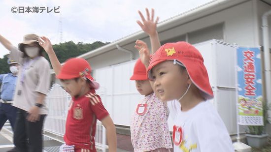 車がいつ来るかわからないという意識で　保育園で警察官による交通安全教室　鳥取県鳥取市