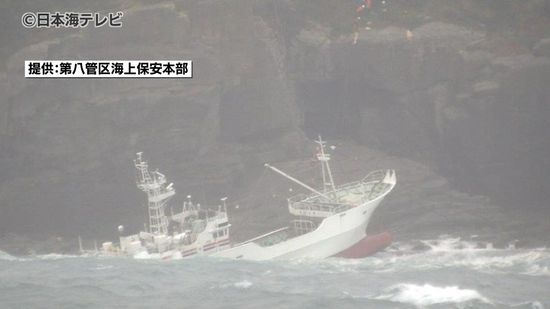 145トンのカニ漁のはえなわ漁船が岩場に座礁　船員9人は全員救助されけが人なし　島根県松江市美保関町