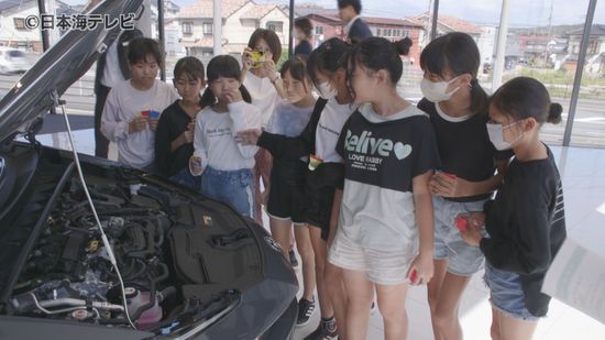 「時代の進歩を感じた」　小学生が環境と車の関係性などを学ぶ課外授業　鳥取県鳥取市