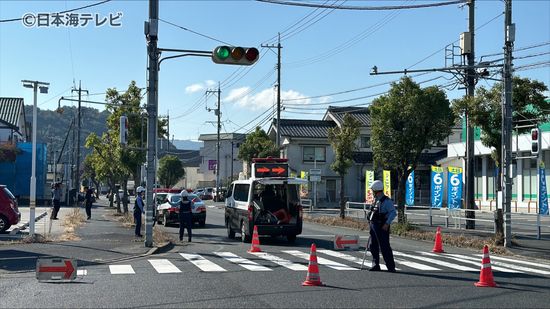 【続報】意識不明の重体で搬送された男性が死亡　信号のないT字路の横断歩道で普通乗用車が歩行者はねる　鳥取県鳥取市