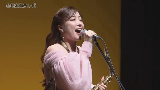 平原綾香さんが歌声披露　共生社会の実現を目指す「あいサポート運動」の15周年セレモニー開催　鳥取県倉吉市