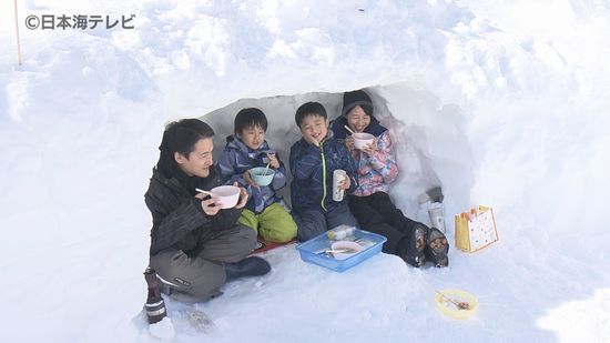 氷ノ山で冬にしか体験できない自然を楽しもう！　2年ぶりに雪遊びイベント　家族連れが約170センチの積雪の中で思い思いのかまくら作り　鳥取県若桜町