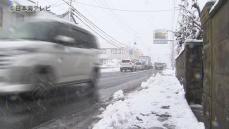 道路に雪　早朝の県道で高齢の男性が普通乗用車にはねられる　意識不明の重体　鳥取県鳥取市