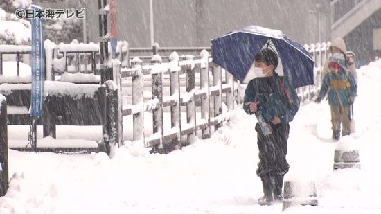 強い冬型の気圧配置の影響で山陰各地で雪　一時鳥取県の一部地域に大雪警報　今後も一日を通して雪がふり一時的に強まる恐れ