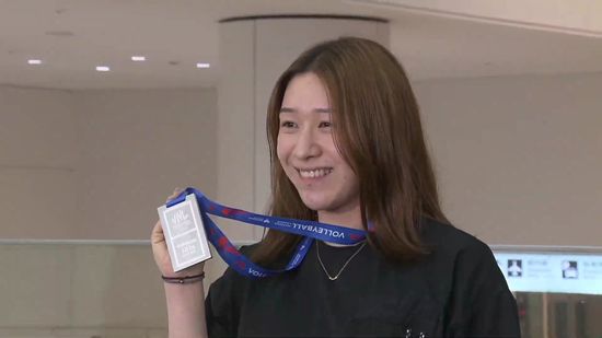 バレー・石川真佑「自信を持ってパリに臨む」女子日本代表が帰国　大会銀メダルに手応え