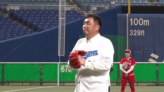 【女子ソフトボール】日米対抗戦が開幕　始球式には元中日の山本昌さんが登場し球場を盛り上げる