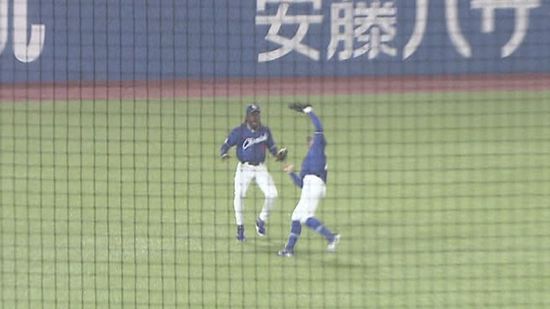 「岡林ナイスバックアップ！！！」中日の岡林勇希がカリステ救う　強雨で見失ったボールをキャッチ