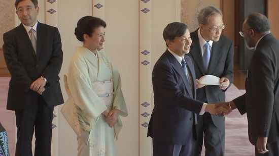 両陛下「島サミット」出席の首脳らと茶会　秋篠宮さま、佳子さまも同席