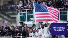 アメリカの大選手団登場で大歓声　レブロン・ジェームズは白いジャケットで異彩を放ち旗手を務める【パリ五輪】