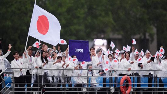 「みんな体調崩さないと良いが」船上でのパリ五輪開会式　日本選手団は雨のためでレインコート姿
