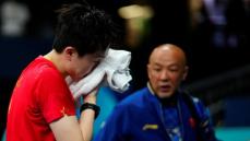 卓球男子シングルスで波乱...中国の世界1位が2回戦で敗退　前日は混合ダブルスVもラケットを折られるアクシデント