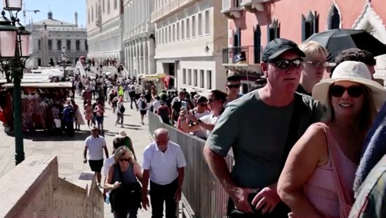 ベネチア「オーバーツーリズム」で新たな取り組みを導入　団体旅行客の人数制限など