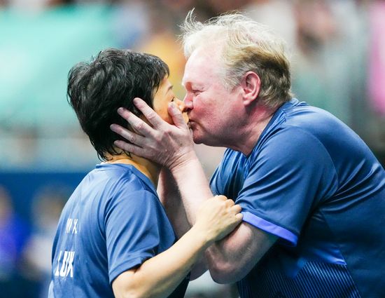 話題の61歳の卓球オリンピック選手　試合後はコーチである夫からキスで祝福