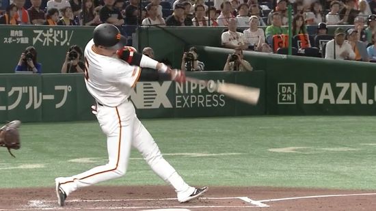 ファインプレー後の内野安打で逆転の口火きる　巨人・大城卓三に坂本勇人が続く　通算453本目の2塁打