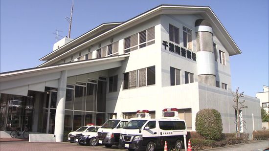 「風呂に入っているのは女性だと思ってのぞいた」…住居侵入の疑いで27歳男を逮捕　現場の住宅は警察官の自宅　帰宅直後の警察官が見つけその場で取り押さえる