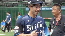 【西武】外崎修汰が引退試合に臨む岡田雅利の背番号「2」をつけて練習　ロッテ藤原恭大も岡田のもとへあいさつ