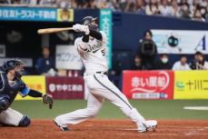 【オリックス】今季限りで引退のT-岡田　第2打席で待望のヒット放つ　ビハインドも登場で球場の空気一変　