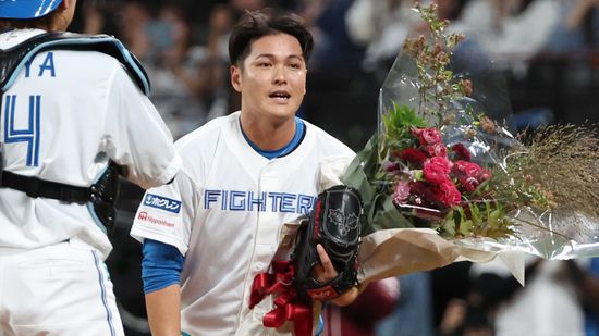 新庄監督も涙　12年の現役生活を終えた日本ハムの鍵谷陽平　最後は監督との固い握手と激励でグラウンドを去る