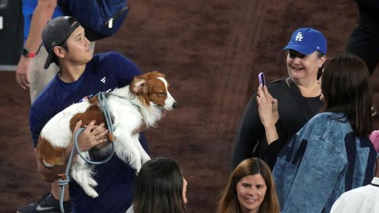 「なぜデコピンがそこに？笑」MLB公式がドジャースの地区優勝を祝うも“異変”　大谷翔平ら中心選手の中にデコピンが登場！