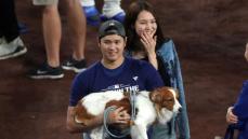 大谷翔平家族が貴重な3ショット　ドジャース地区優勝に妻・真美子さんと愛犬・デコピンも共に祝福　SNSでも「幸せすぎるだろ！！」