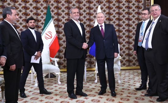 プーチン大統領、イラン大統領と初会談　中東情勢について協議