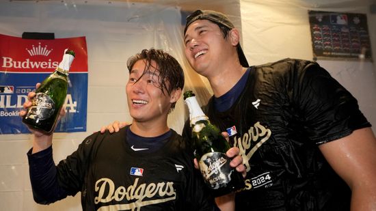 「何度見てもいいシーン」リベンジ果たした山本由伸の活躍を大谷翔平も大喜び　頭グリグリにシャンパン攻撃…手荒い祝福送る