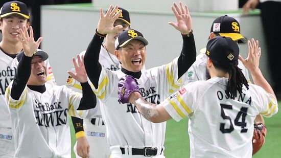 「日本一になるという決意で」ソフトバンク小久保監督3連勝で日本シリーズへ 　4安打の活躍の近藤健介について「僕に聞かないでくださいわからないです」