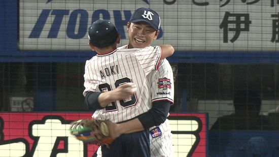 【ヤクルト】青木宣親のお疲れ様会で青木の長男が選手にインタビュー　村上宗隆の“こちょこちょ攻撃”など素の表情引き出す