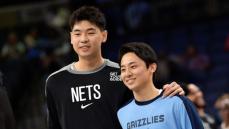 河村勇輝がNBA3試合目の出場　残り約1分で出場も初得点ならず　中国選手と対戦でたたえ合う