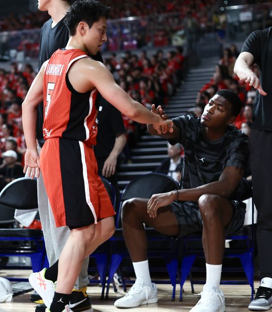 八村塁と河村勇輝がNBAの地で再会「日本からNBAへ。塁＆勇輝」レイカーズ公式が直接対決を前に笑顔の2ショット写真を公開