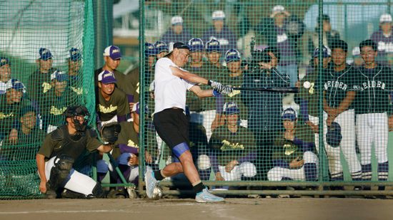 イチローが十数年ぶりに母校訪問　後輩球児たちに走塁やキャッチボールを指導「聞きたいことがあったら」