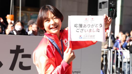 パリ五輪・パラ選手が感謝のパレード　レスリング金・藤波朱理「皆さんとお会いできて嬉しい」