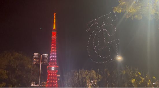 【巨人球団創設90周年】400機のドローンが夜空に　東京タワーもオレンジにライトアップ